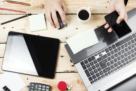 Tafelblad met iPad laptop, koffie en andere benodigdheden die bruikbaar zijn bij het volgen van een online cursus