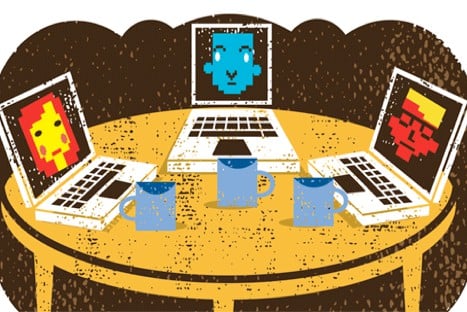 drie computers die met elkaar verbonden zijn op een tafel om zo te communiceren over online cursussen