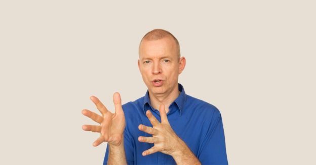Ontmoet onze online instructeurs: Tom Uittenbogert leert je gebarentaal!